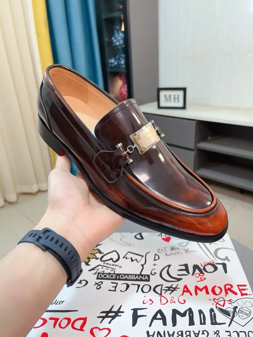 Men's shoes 💰540🌸🌸 [DG Dolce & Gabbana] High-end customized leather shoes. The upper is made of imported calf leather. Original hardware. I believe you will be impressed from the first time you see it. The avant-garde atmosphere can no longer fully interpret its elegance. AAA grade rubber outsole is super comfortable. The original cover last of the counter ensures its original version and quality. The upper is simple and the cowhide lining ensures its comfort and breathability. A pair of truly good shoes has its own unique soul, famous quality, and the first choice for successful people. Regular size 38-44 (45 customized)
